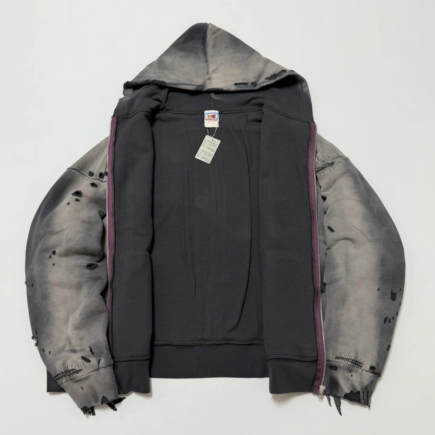 SAINT Mxxxxxx DBL FACE ZIP UP HOODIE/CHARCOAL Double-layer destroyed waffle zipper jacket, washed black S-XL, a style that has been used in the summer. After continuous fine polishing, it has finally been shipped. The finished product is simply a work of art. Super heavy washing to make the weather look old. Multiple water fades. Excessive manual wormhole damage processing. Deconstruction and reorganization embroidery technology. Custom-made zipper with LOGO. The color details of the zipper webbing are also correct. Original grade fruit main label and wash water label. Top purchasing grade. A layer of waffle fabric is added to the inner lining to make the overall texture stronger and increase the comfort and warmth of the wearer.